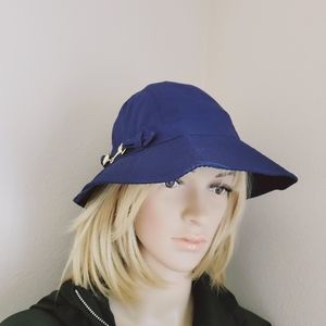 Totes Navy blue gold Horse bit buckle bucket hat